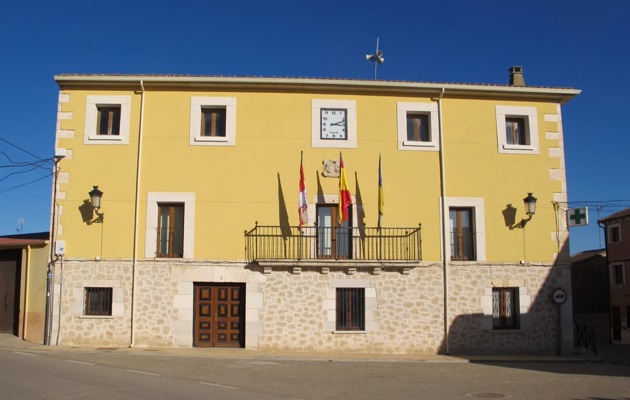 Vista frontal del ayuntamiento de Fuentecénn