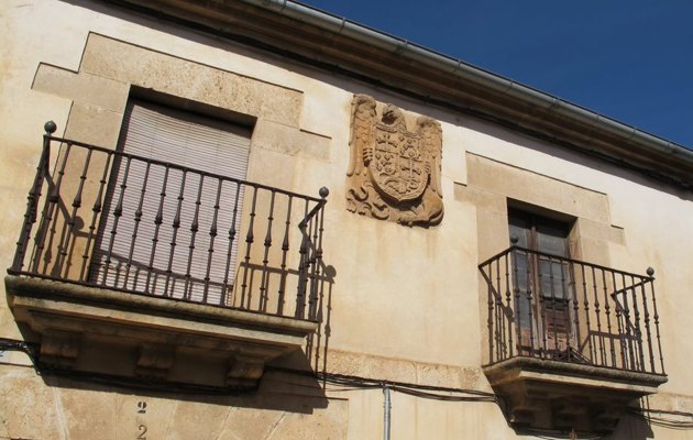 Balcones y escudo de una casa solariega de Fuentecén