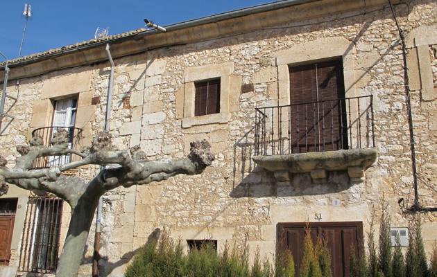 Fachada antigua de una casa solariega de Fuentecén