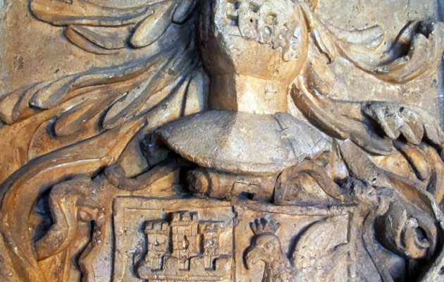 Vista cercana a un escudo heraldico de una casa solariega de Fuentecén