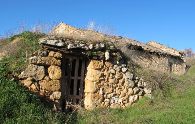 Entrada a bodega de piedra en Fuentecen